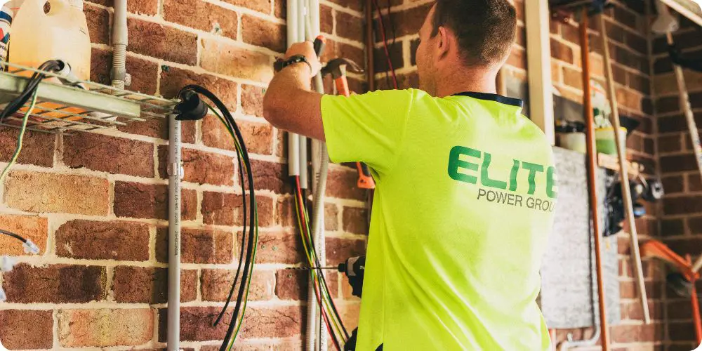 Électricien intervenant sur fils de couleur