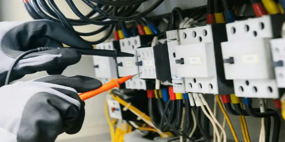 Tableau électrique professionnel avec interrupteurs différentiels et disjoncteurs