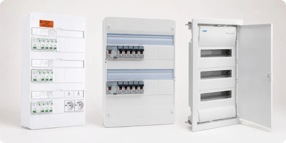 Tableaux électriques résidentiels Schneider Resi9, Legrand Drivia et Hager Volta côte à côte